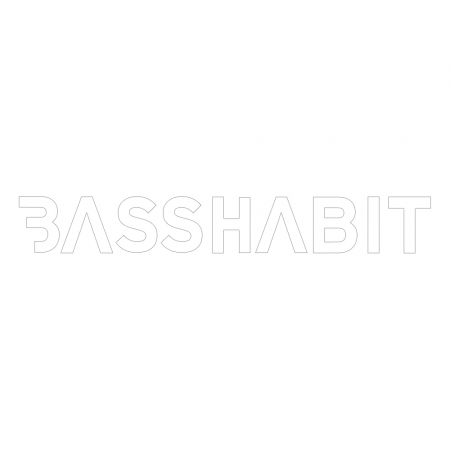 Bass Habit-klistermärke 14x2cm, vit i gruppen Bilstereo / Tilbehør / Merchandise hos BRL Electronics (899LOGOCW)