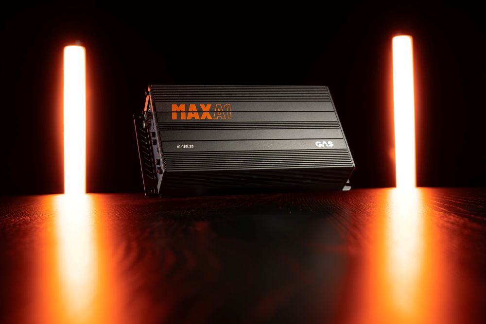 MAX A2-150.2D i udstillingsopstilling, orange lys p&aring; hver side