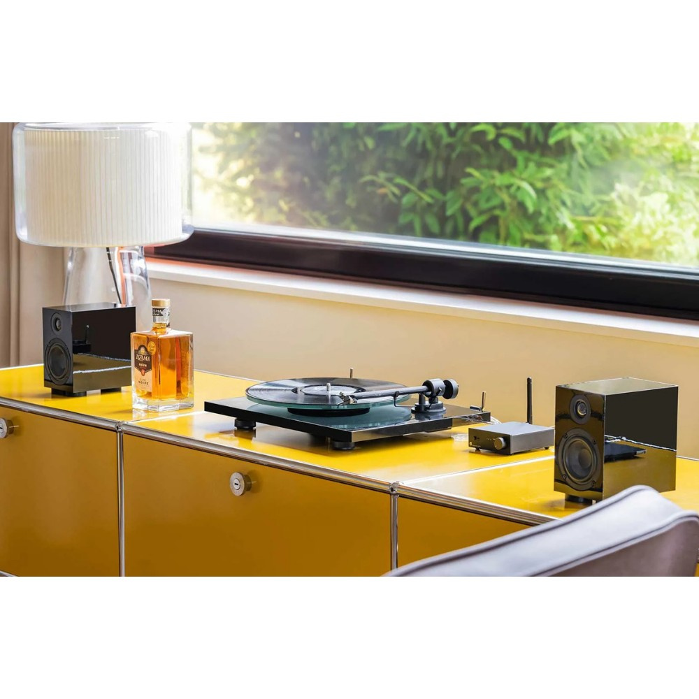 Pro-Ject T1 EVO BT pladespiller med OM10-pickup, pianolakeret sort