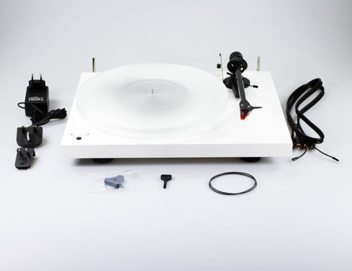 Pro-Ject Debut Carbon Esprit DC SpeedBox med 2M Red, pianolackad skivspelare