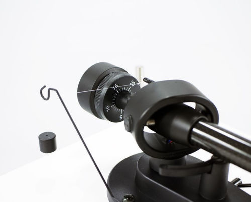 Pro-Ject Debut Carbon Esprit DC SpeedBox med 2M Red, pianolackad skivspelare