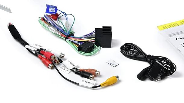 Pioneer AVH-A240DAB, bilstereo med Bluetooth, DVD, DAB og 3 par lavniveau