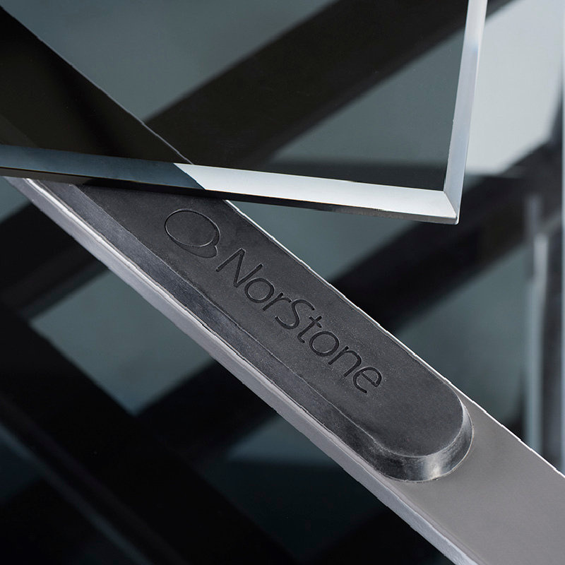 Norstone Slender Hifi elegant HiFi-møbel, Gunmetal Grey