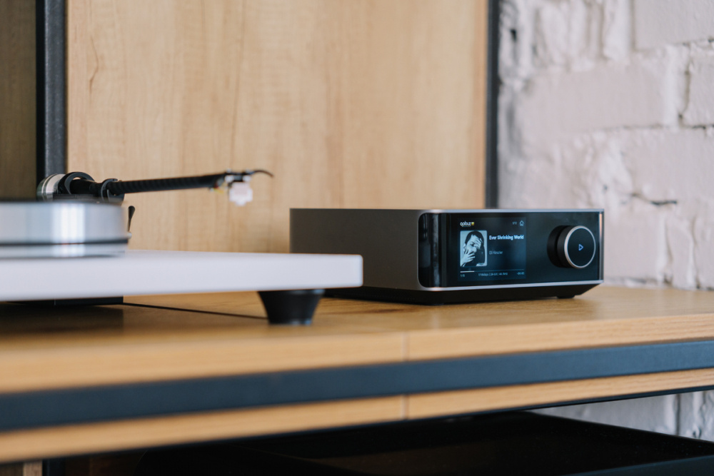 Wiim Amp Ultra streamingforstærker med HDMI ARC & Chromecast, mørkegrå