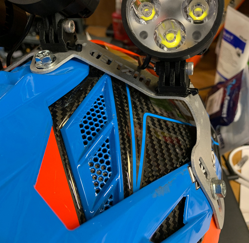 Hjälmfäste lättad för 1, 2 eller 3 st E40F lampor