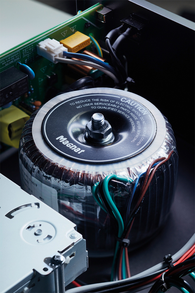 Magnat MC 400 stereoförstärkare med HDMI, nätverk & CD-spelare, svart